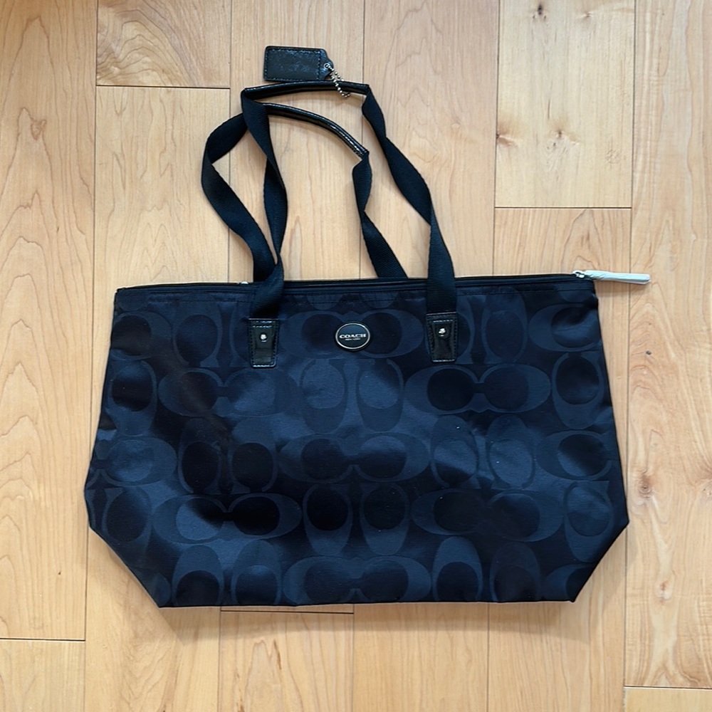 Coach signature tote black NWT insert pouch RV 148.00. canvas. 19w x 12 h